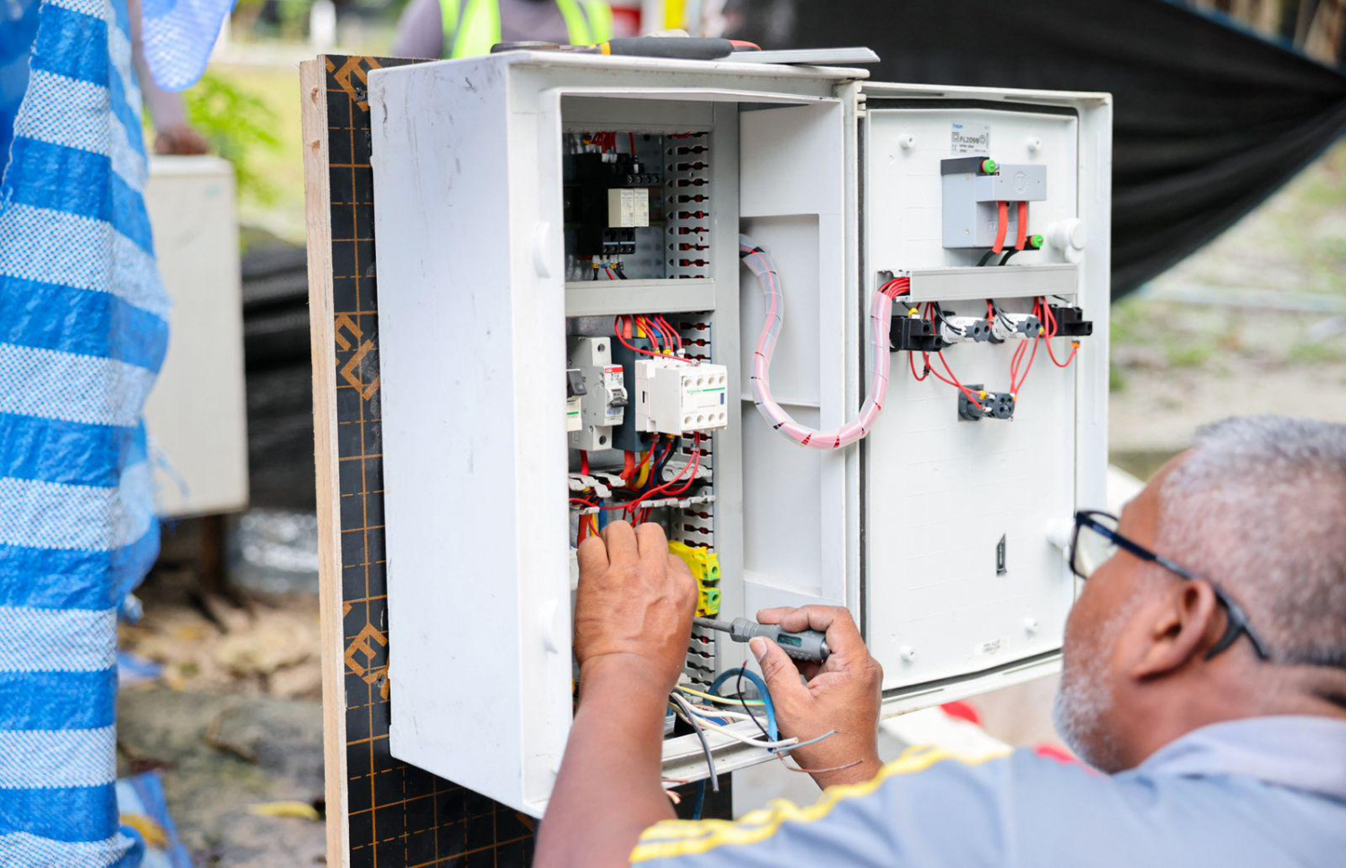 މާފަންނު ޕަމްޕް ސްޓޭޝަން ވަގުތީ ގޮތުން މަރާމާތުކުރުމުގެ މަސައްކަތް ކޮންސްޓްރަކްޝަން މިނިސްޓްރީ އާއި ސްޓެލްކޯ އަދި އާރުޑީސީން ކުރަނީ.-- ފޮޓޯ: ކޮންސްޓްރަކްޝަން މިނިސްޓްރީ