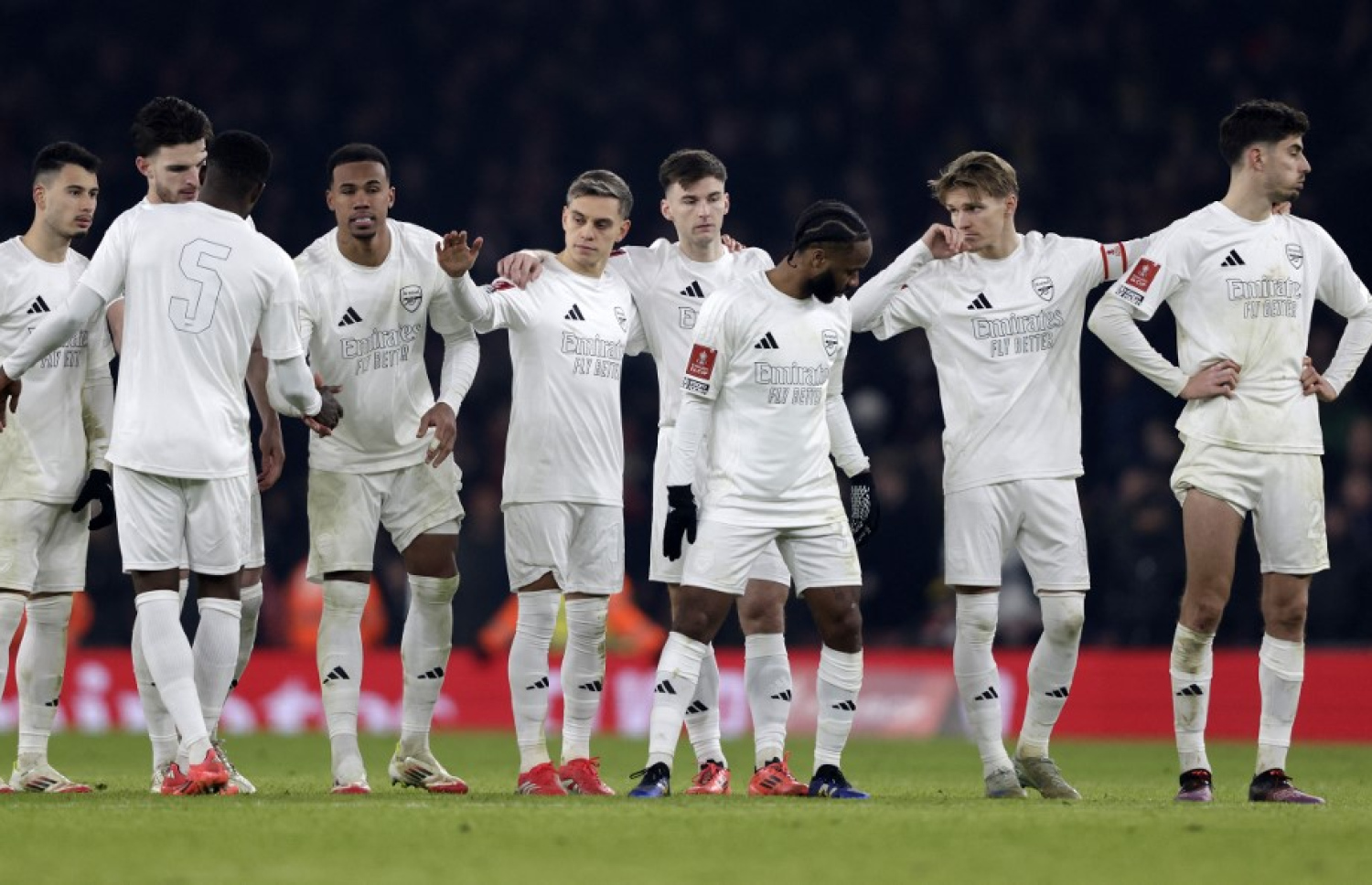 އާސެނަލްގެ ކުޅުންތެރިން ޕެނަލްޓީ ޝޫޓައުޓަށް ފަހު.-- ފޮޓޯ: އޭއެފްޕީ