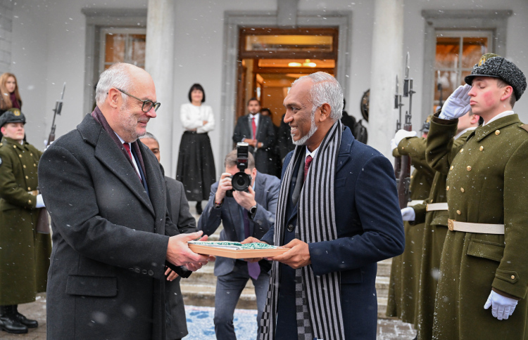 ރައީސް މުއިއްޒަށް އެސްޓޯނިއާއިން ހޫނު މަރުހަބާއެއް