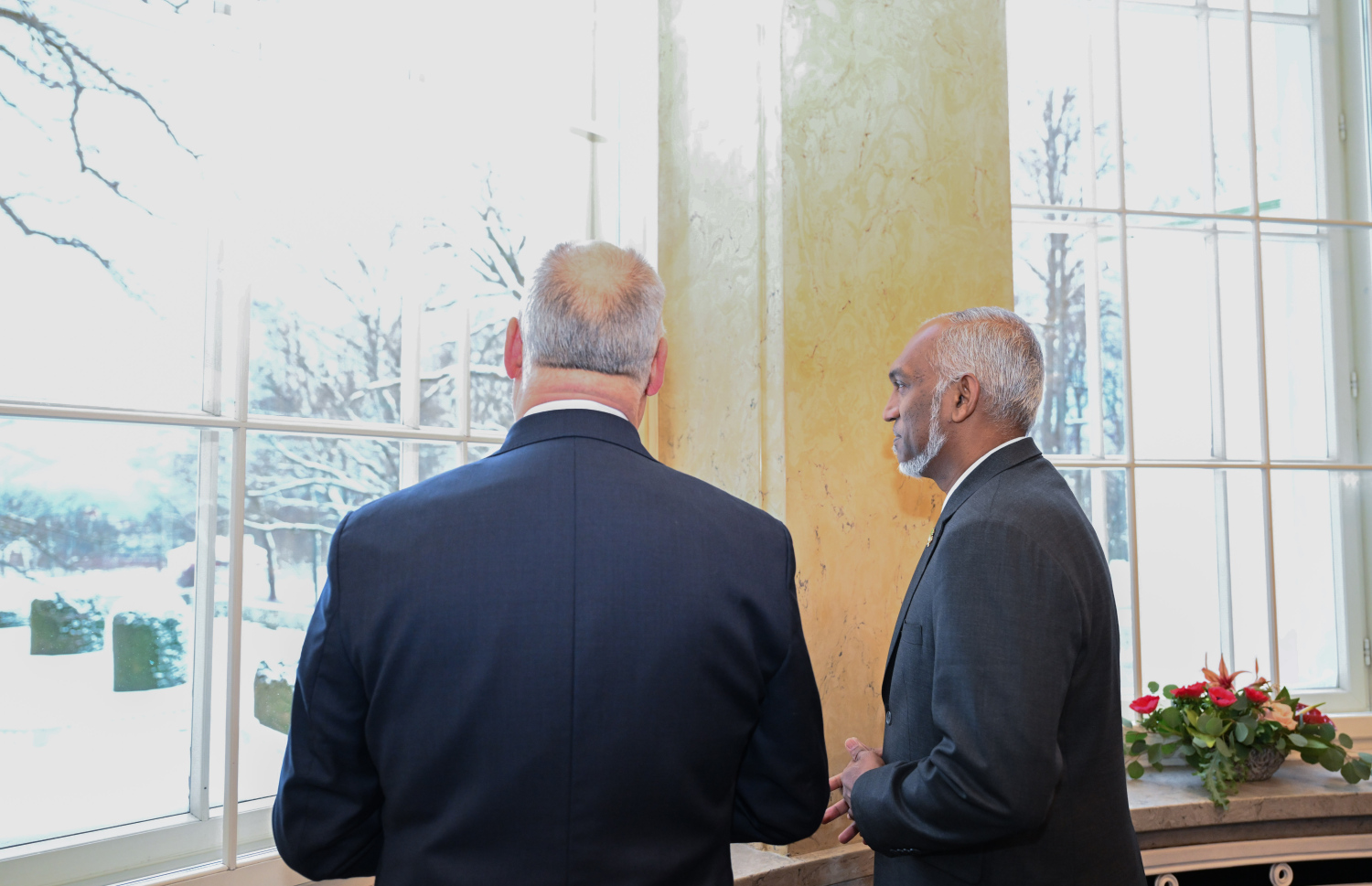 ރައީސް މުއިއްޒާއި އެސްޓޯނިއާގެ ރައީސް ކަރިސް އިއްޔެ ވާހަކަފުޅު ދައްކަވަނީ.---ފޮޓޯ: ރައީސް އޮފީސް