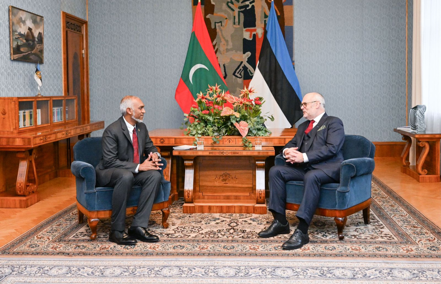 ރައީސް މުއިއްޒާއި އެސްޓޯނިއާގެ ރައީސް އަލާރް ކައިސް އިއްޔެ ބައްދަލުކުރައްވަނީ.-- ފޮޓޯ: ރައީސް އޮފީސް