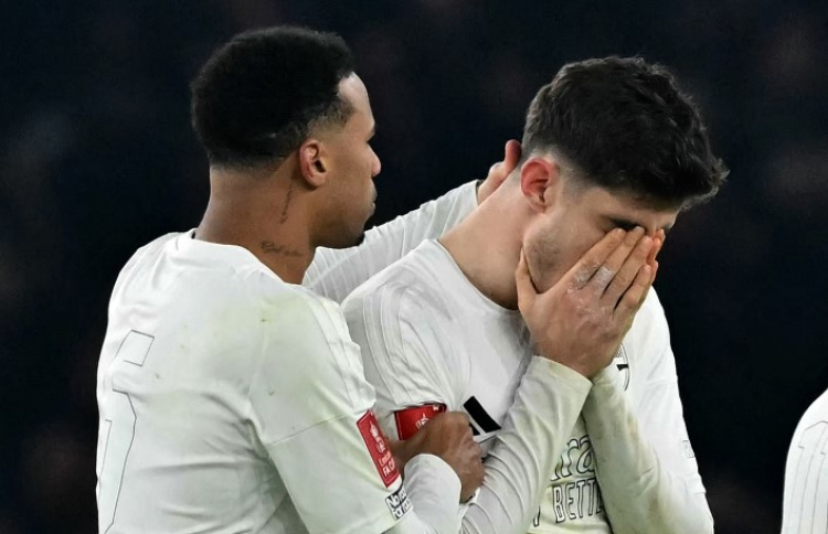 އާސެނަލް ކެޓުމުން ހަވާޓްޒްގެ އާއިލާއަށް މަރުގެ އިންޒާރު