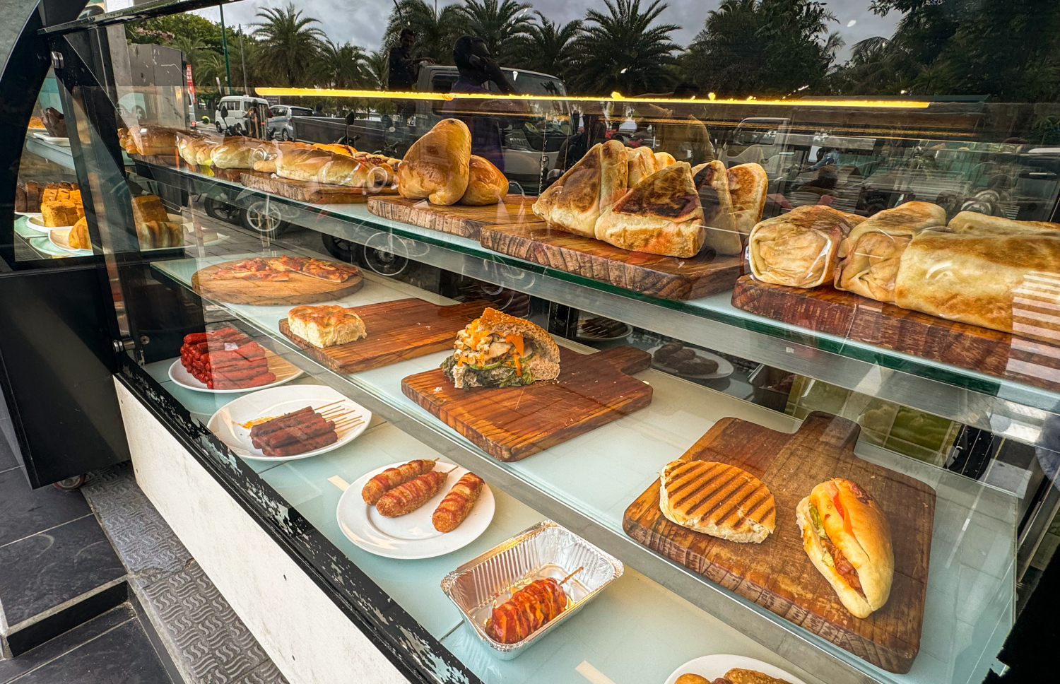 ޓޭކްއަވޭއެއްގައި ހެނދުނު ވިއްކަން ހުރި ބައެއް ތަކެތި --- ފޮޓޯ:ނިޝާން އަލީ/މިހާރު