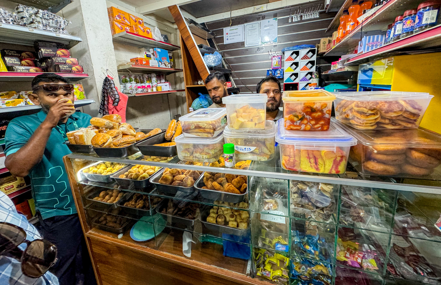 ހެނދުނު ސައި ގަޑީގައި ފިހާރައެއްގައި ވިއްކަން ހުރި ބައެއް ކާބޯތަކެތި -- ފޮޓޯ: ނިޝާން އަލީ/މިހާރު