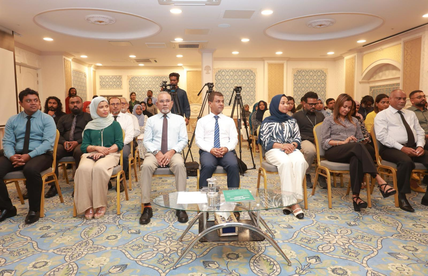 ހެލްތު މިނިސްޓްރީން މިދިޔަ ހަފުތާގައި ބޭއްވި ރަސްމިއްޔާތުގައި ހެލްތު މިނިސްޓަރު ނާޒިމް އަދި އެ މިނިސްޓްރީގެ އިސްވެރިން ބައިވެރިވެވަޑައިގަންނަވަނީ.-- ފޮޓޯ: ހެލްތު މިނިސްޓްރީ