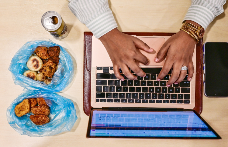 އޮފީހަށް ދާއިރު އަތުގައި ހެދިކާ ކޮތަޅެއް!