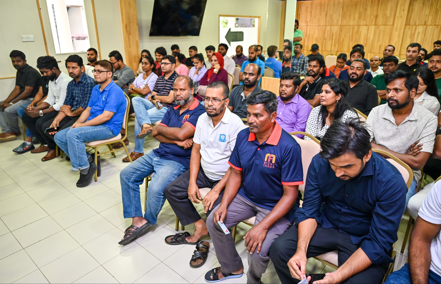 ބިދޭސީންގެ މައުލޫމާތު އެއްކުރުމަށް މިއަދު މާލޭ ސަރަހައްދުގައި ހިންގި އޮޕަރޭޝަނުގައި ބިދޭސީންތަކެއް މައުލޫމާތު ދިނުމަށް ކިއުގައި މަޑުކޮށްލައިގެން-- ފޮޓޯ: ފަޔާޒު މޫސާ | މިހާރު