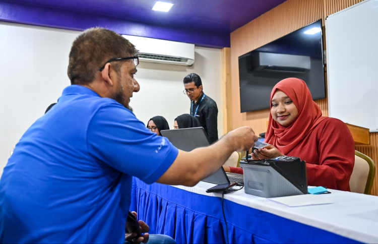 83،000 އަށް ވުރެ ގިނަ ބިދޭސީންނަށް ވޯކްޕާމިޓް