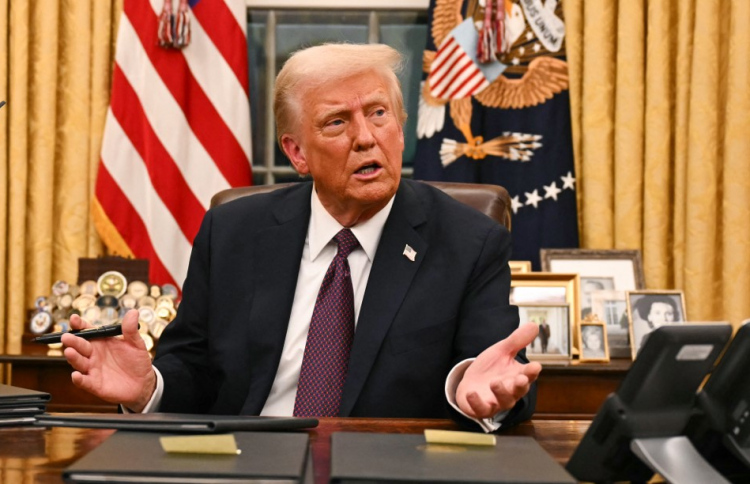 އިޒްރޭލާ ދެކޮޅަށް މުޒާހަރާކުރާތީ އެހީ ކަނޑާލައިފި