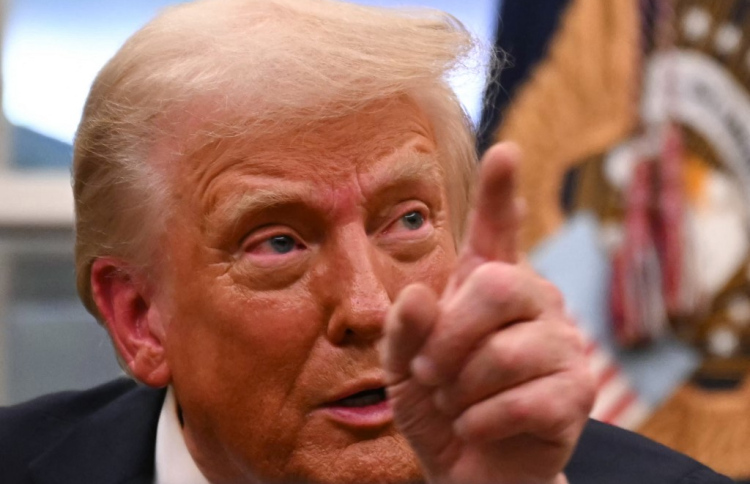 ޒެލެންސްކީއަކީ ޑިކްޓޭޓަރެއް ކަމަށް ޓްރަމްޕް ވިދާޅުވެއްޖެ