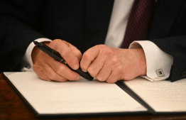 އެމެރިކާގެ ރައީސް ޑޮނަލްޑް ޓްރަމްޕު ރިޔާސީ ގަރާރެއްގައި ސޮއިކުރެއްވުމަށް ފަހު ގަލަން ހިފައިގެން: ޓްރަމްޕު ވަނީ ފަލަސްތީނު މީހުން އެމެރިކާއަށް ވަނުން މަނާކޮށްފައި. -- ފޮޓޯ: އޭއެފްޕީ