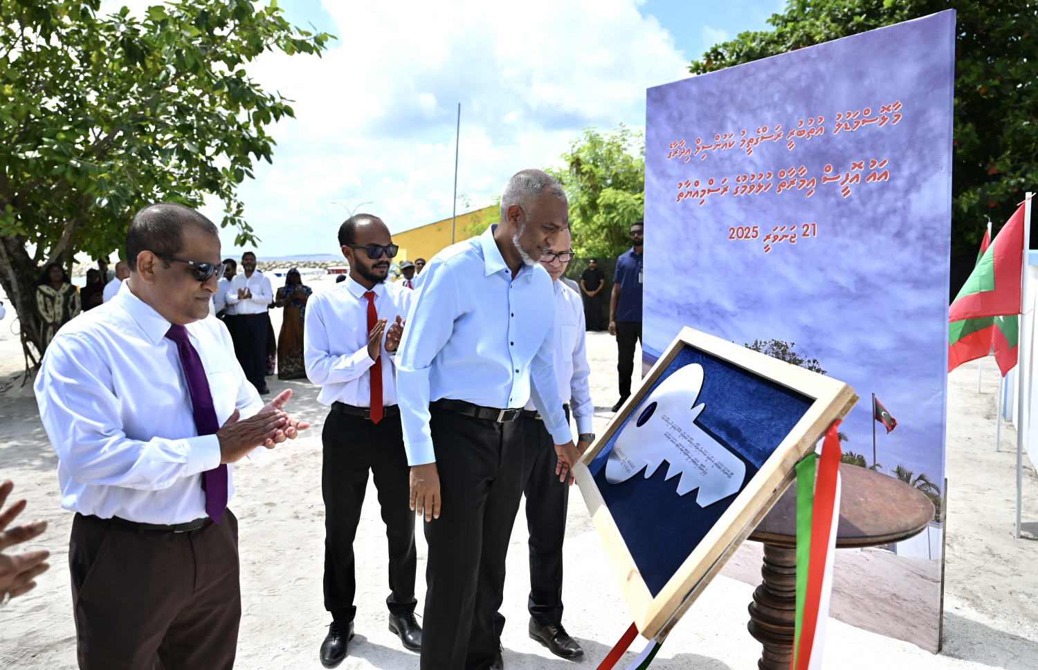 ރައީސް ޑރ. މުހައްމަދު މުއިއްޒު ރަސްގެތީމަށް ވަޑައިގެން އެރަށު ކައުންސިލް އިދާރާގެ އާ އިމާރާތް ހުޅުއްވައިދެއްވުން.