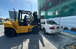 Abandoned vehicles on Hulhumale' roads being towed -- Photo: transport Ministry