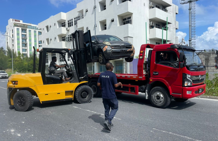 ހުޅުމާލެ މަގުތަކުގައި ހުރި ބާ ވެހިކަލްތައް ނަގަނީ