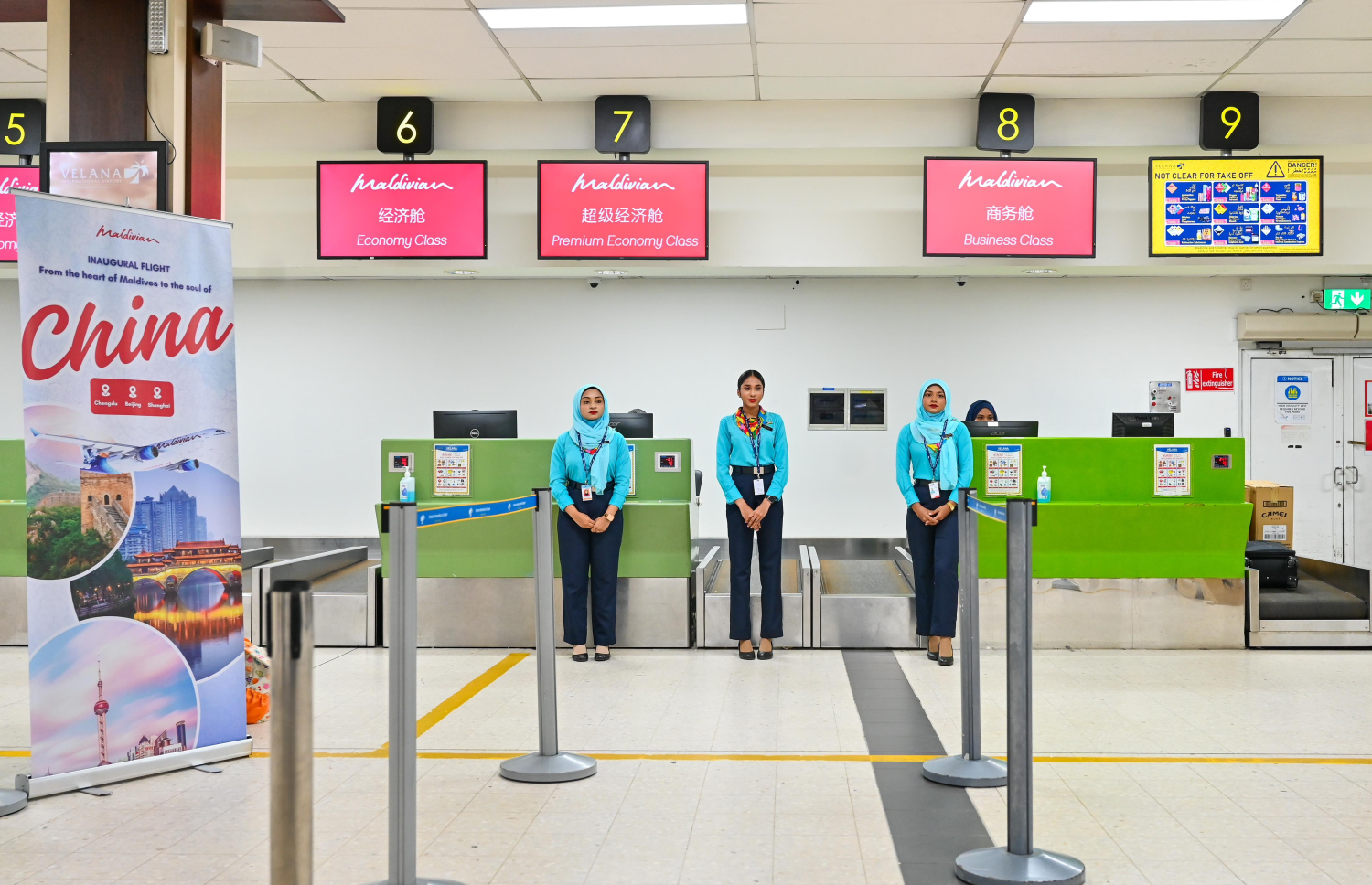 މޯލްޑިވިއަން އިން ޗައިނާގެ ޗެންގްޑޫއަށް ދިއުމަށް އަންނަ ފަރާތްތަކަށް ހިދުމަތް ދޭ ކައުންޓަރުތައް -- ފޮޓޯ: ނިޝާން އަލީ / މިހާރު