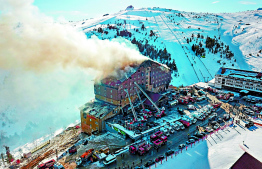 ތުރުކީގެ ހޮޓެލެއްގައި ހިނގި އަލިފާނުގެ ހާދިސާ: އެ ހާދިސާގައި 70 އަށް ވުރެ ގިނަ މީހުން ވަނީ މަރުވެފައި --- ފޮޓޯ/އޭއެފްޕީ