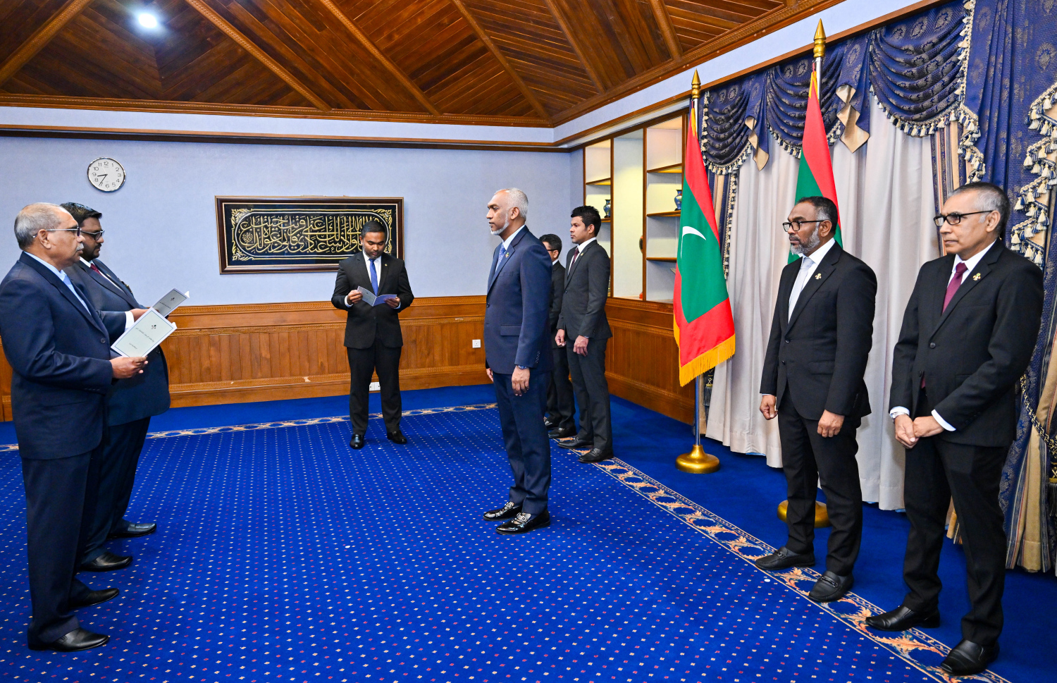 އިލެކްޝަންސް ކޮމިޝަނަށް އަލަށް އައްޔަން ކުރި ޒާހިދު އަދި އަބްދުއްރަހްމާން ސޮލާހު މަގާމުގެ ހުވާ ކުރައްވަނީ -- ފޮޓޯ: ރައީސް އޮފީސް