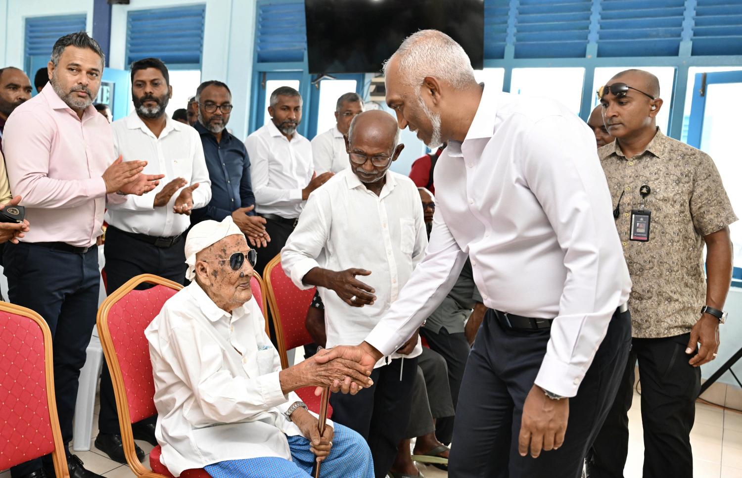 ރައީސުލްޖުމްހޫރިއްޔާ، އުމިުރުން ދުވަސްވީ މީހަކާ ސަލާމް ކުރައްވަނީ.-- ފޮޓޯ: ރައީސް އޮފީސް