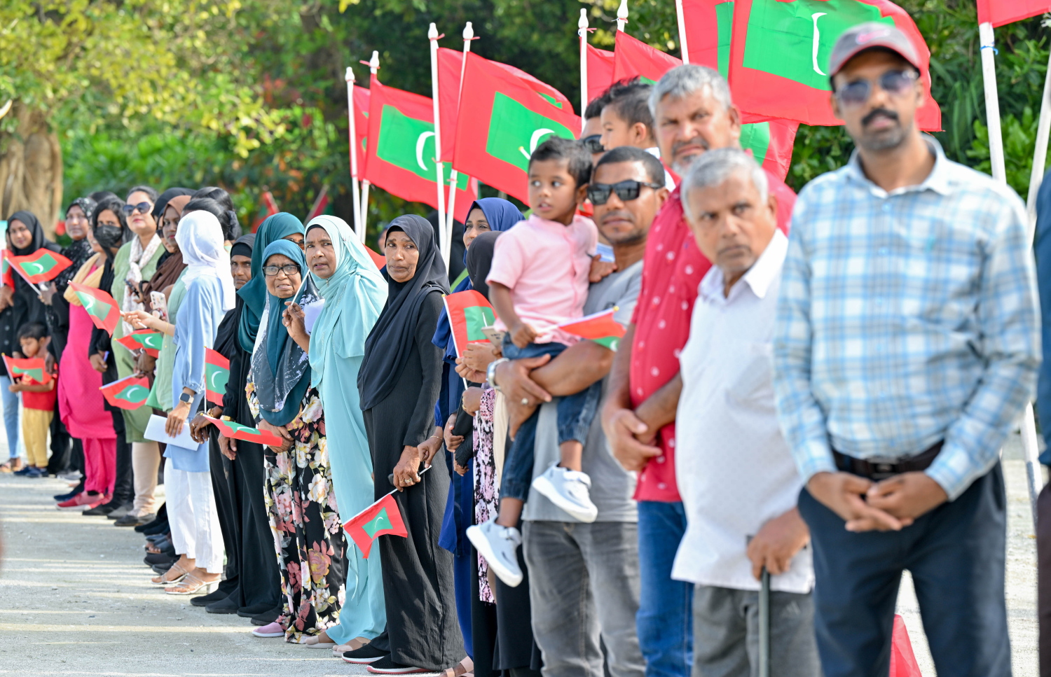 ރައީސް ރަށަކަށް ވަޑައިގަންނަވާތީ އެ ރަށު ރައްޔިތުން އެމަނިކުފާނަށް މަރުހަބާ ދަންނަވަނީ.-- ފޮޓޯ: ރައީސް އޮފީސް