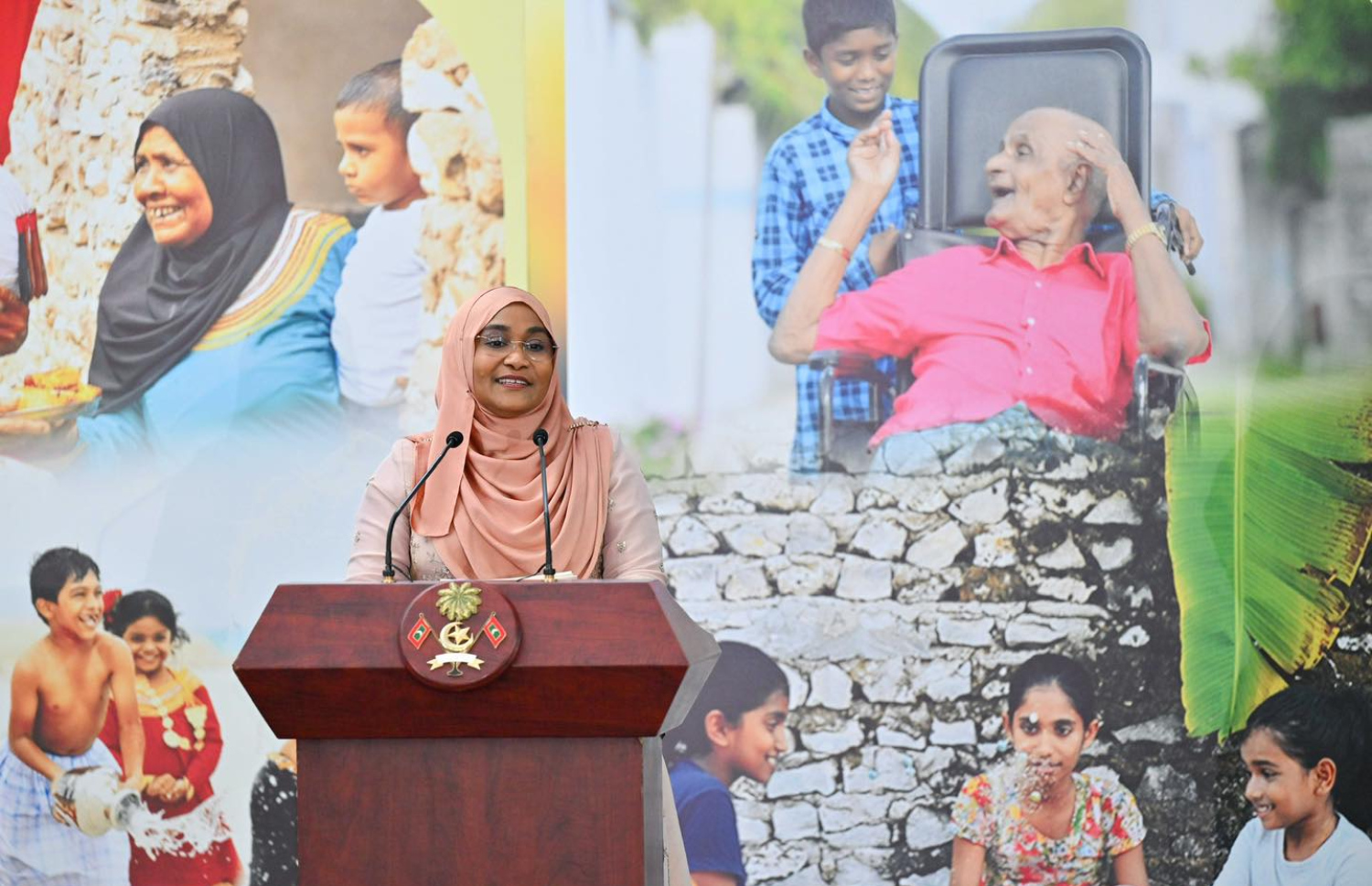 ދިވެހި މުޖުތަމައުގެ އުފާވެރިކަން މިންކުރުމަށް ކުރިއަށް ގެންދާ "ހެޕިނަސް އިންޑެކްސް" އިފުތިތާހު ކުރުމަށް މިއަދު ބޭއްވި ރަސްމިއްޔާތުގައި ފަސްޓް ލޭޑީ ސާޖިދާ ވާހަކަފުޅު ދައްކަވަނީ.---ފޮޓޯ: ރައީސް އޮފީސް