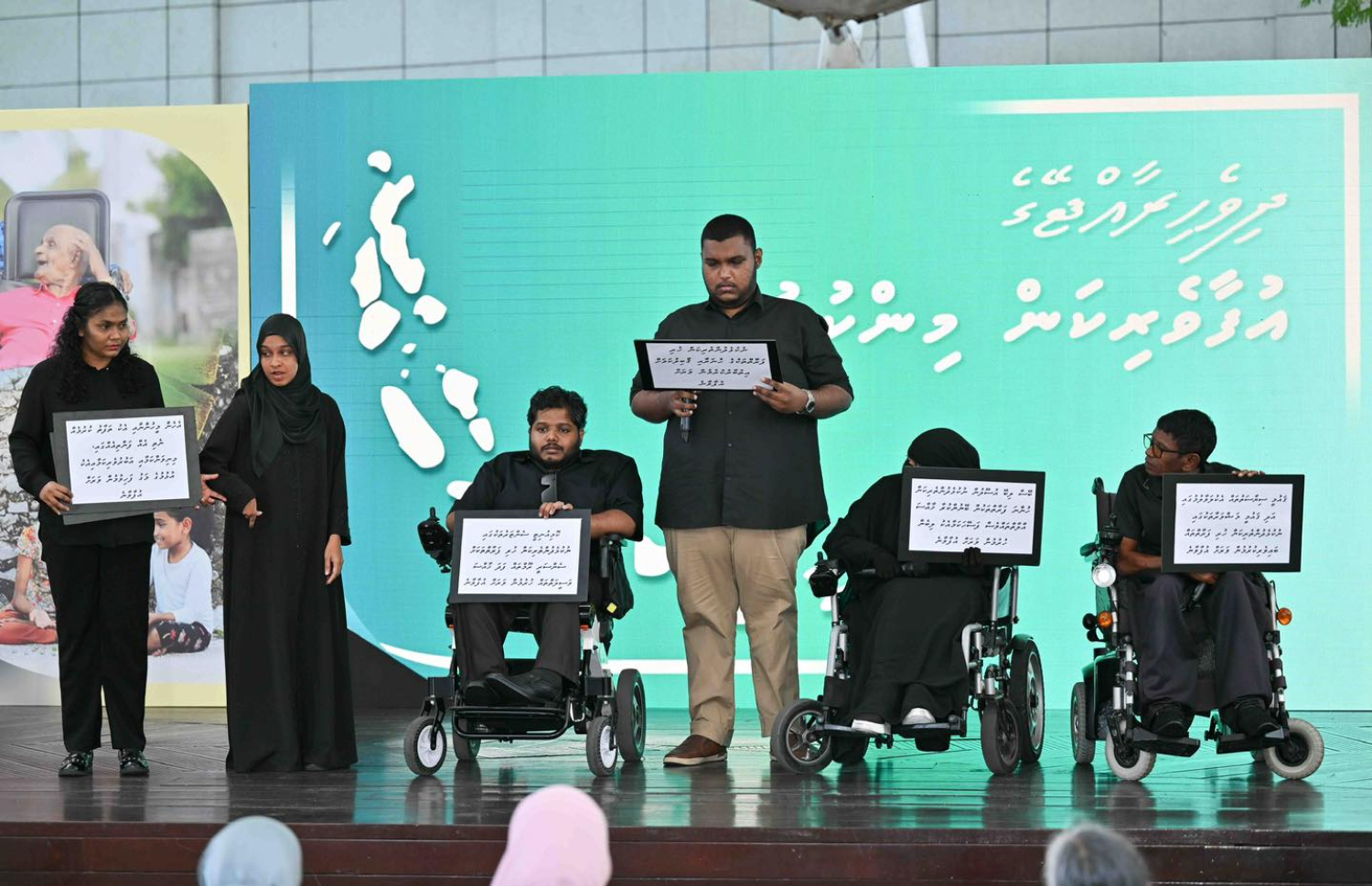 ދިވެހި މުޖުތަމައުގެ އުފާވެރިކަން މިންކުރުމަށް ކުރިއަށް ގެންދާ "ހެޕިނަސް އިންޑެކްސް" އިފުތިތާހު ކުރުމަށް މިއަދު ބޭއްވި ރަސްމިއްޔާތުގައި އައިޓަމެއް ހުށަހަޅަނީ.---ފޮޓޯ: ރައީސް އޮފީސް