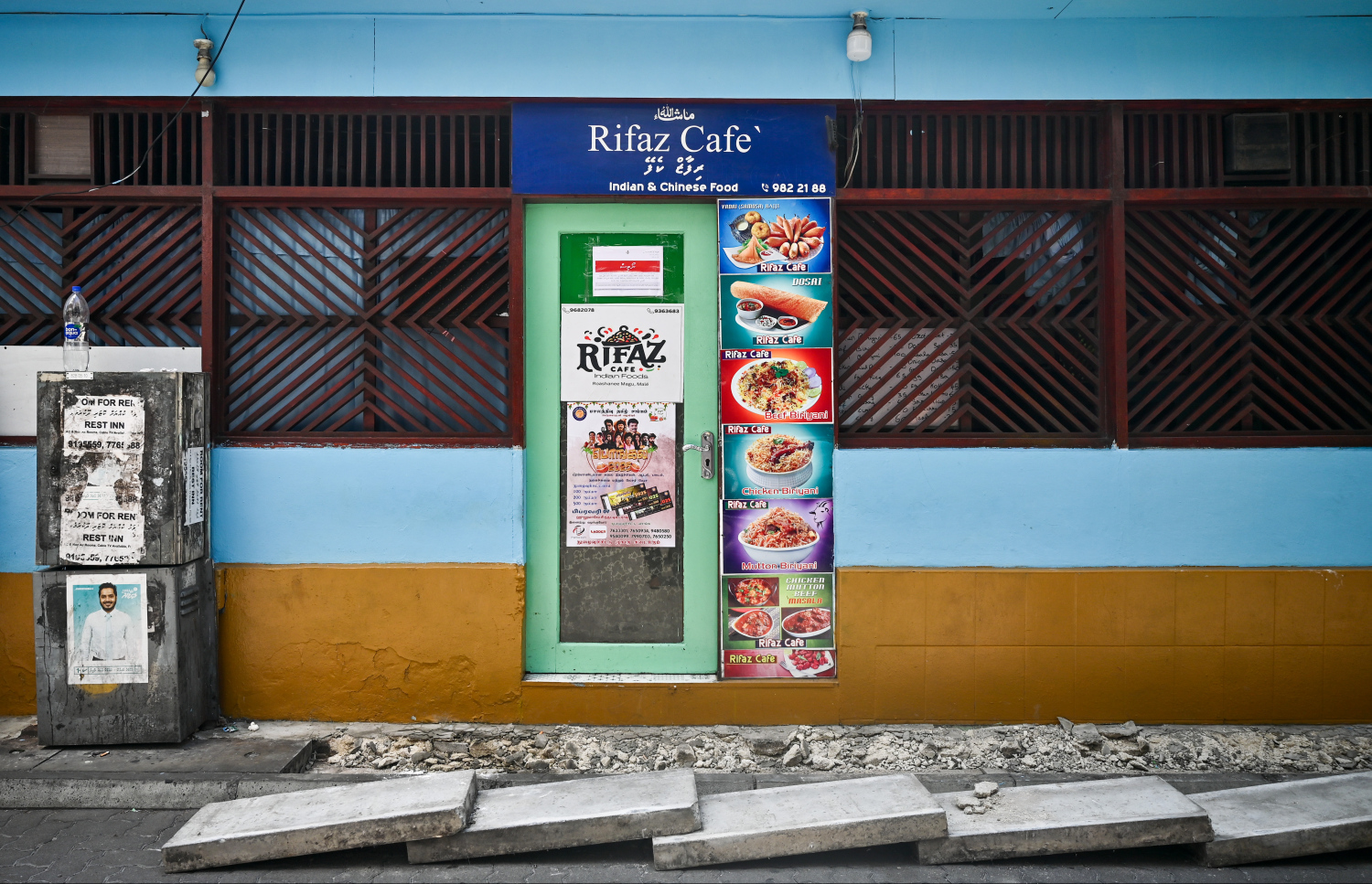 މަގުމަތީ ހުރި ޖަންކްޝަނަކަށް ނަޖިސް އެޅޭ ގޮތް ހެދި ރިފާޒް ކެފޭ.-- ފޮޓޯ: ފަޔާޒް މޫސާ / މިހާރު