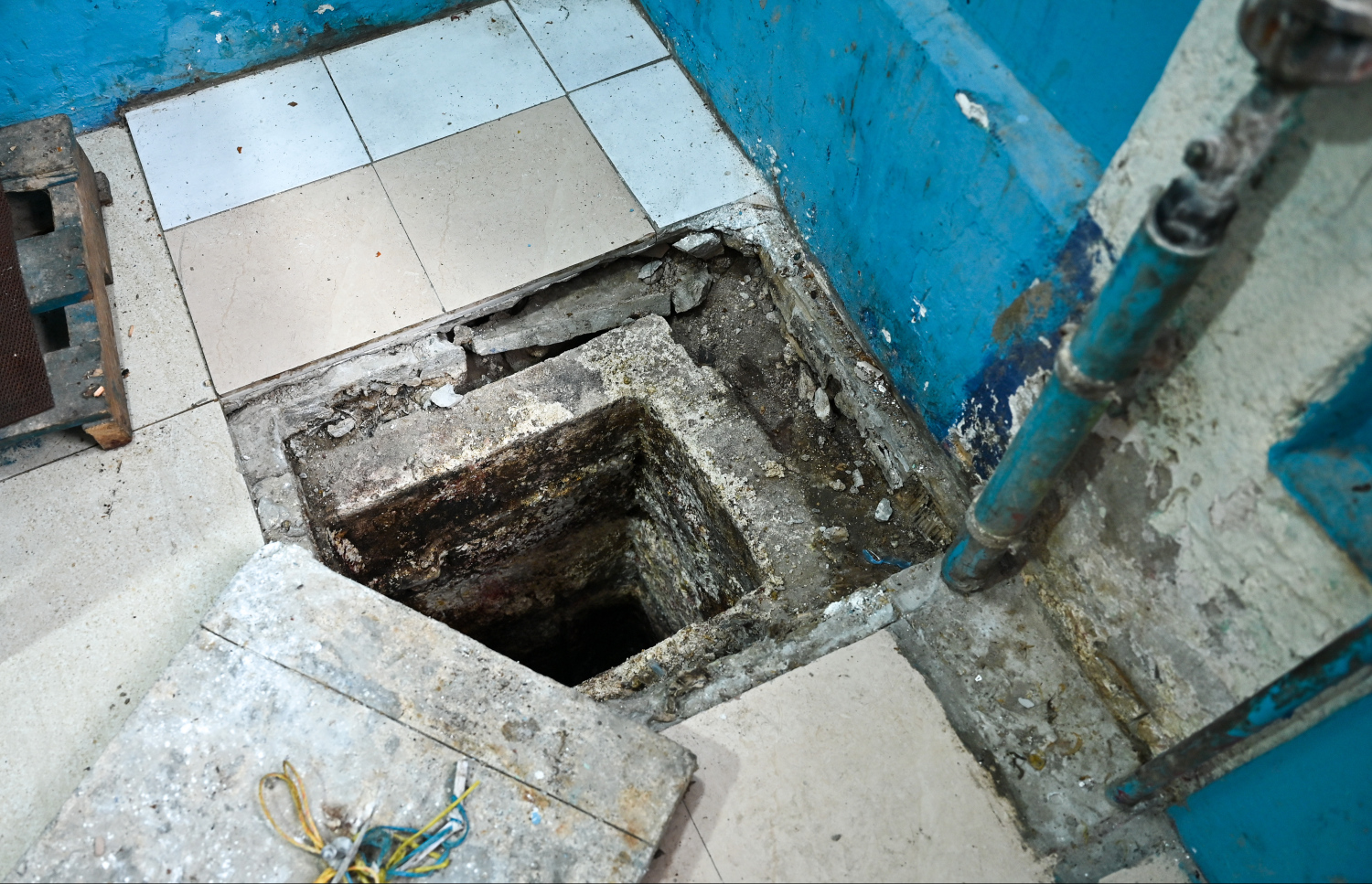 މަހުމަތީ ހުރި ޖަންކްޝަނަކަށް ނަޖިސް އެޅޭ ގޮތް ހެދި ރިފާޒް ކެފޭގެ އެތެރެ.-- ފޮޓޯ: ފަޔާޒް މޫސާ / މިހާރު