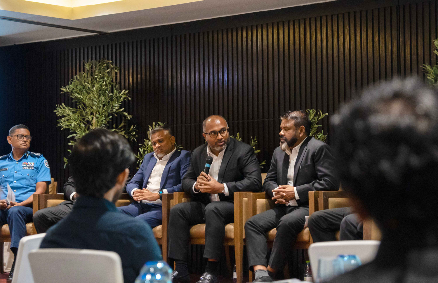 ޕީޖީ އޮފީހުން ބޭއްވި ފޯރަމްގައި ހޯމް މިނިސްޓަރު ވާހަކަ ދައްކަވަނީ --- ފޮޓޯ/ޕީީޖީ އޮފީސް