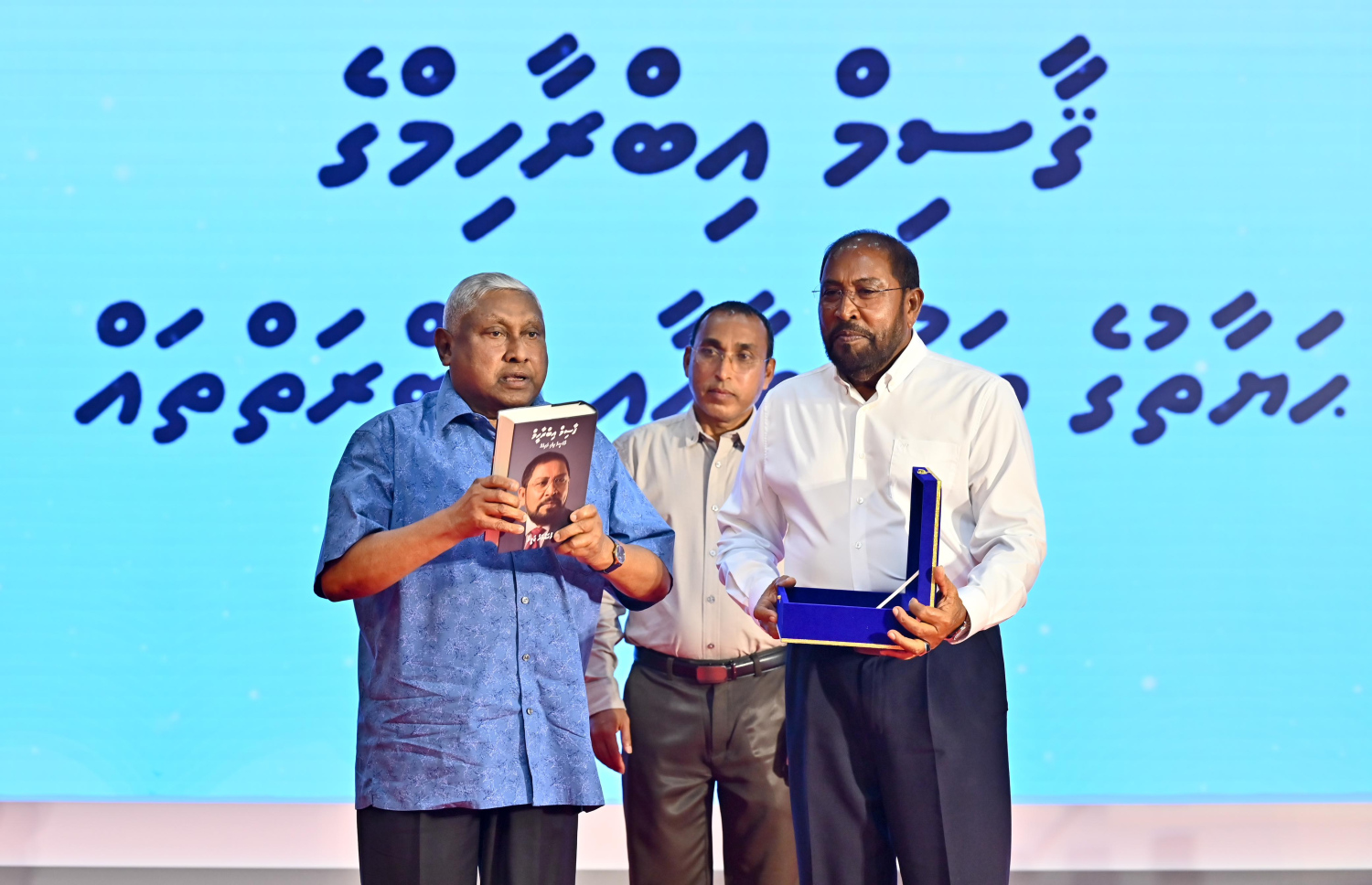 ގާސިމް އިބްރާހިމްގެ ބަޔޯގްރެފީ ފޮތް އިލްޔާސް އިބްރާހިމް ނެރެދެއްވަނީ.-- ފޮޓޯ: ނިޝާން އަލީ | މިހާރު