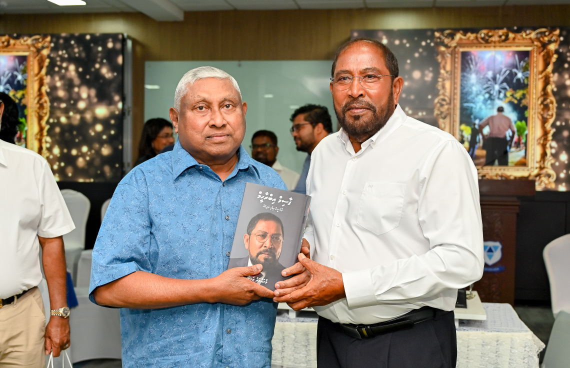 ގާސިމާއި އިލްޔާސް، ގާސިމްގެ ބަޔޯގްރަފީއާ އެކު ފޮޓޯއެއް ނަންގަވަނީ.-- ފޮޓޯ: ނިޝާން އަލީ | މިހާރު