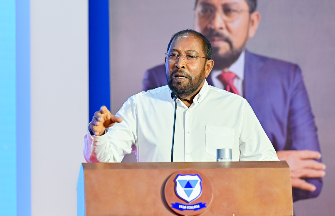 ގާސިމް އިބްރާހީމްގެ ހަޔާތުގެ މައްޗަށް ލިޔެފައިވާ ބަޔޯގްރަފީ ފޮތް ނެރުމަށް ވިލާ ކޮލެޖުގައި ބޭއްވި ރަސްމިއްޔާތުގައި ގާސިމް ވާހަކަ ދައްކަވަނީ.-- ފޮޓޯ: ނިޝާން އަލީ | މިހާރު