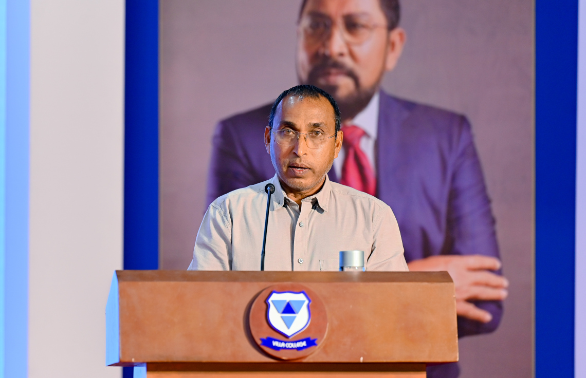 ގާސިމް އިބްރާހީމްގެ ހަޔާތުގެ މައްޗަށް ލިޔެފައިވާ ބަޔޯގްރަފީ ފޮތް ނެރުމަށް ވިލާ ކޮލެޖުގައި ބޭއްވި ރަސްމިއްޔާތުގައި ގާސިމްގެ ފޮތް ލިޔުއްވި ތަޖުރިބާކާރު ނޫސްވެރިޔާ އަދި ލިޔުންތެރިޔާ މުހައްމަދު ޖަމީލް ވާހަކަ ދައްކަވަނީ .-- ފޮޓޯ: ނިޝާން އަލީ | މިހާރު