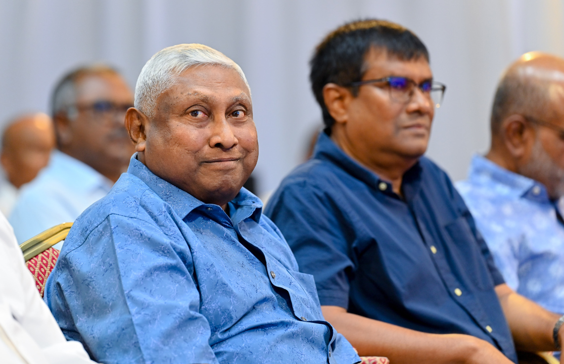 ގާސިމް އިބްރާހީމްގެ ހަޔާތުގެ މައްޗަށް ލިޔެފައިވާ ބަޔޯގްރަފީ ފޮތް ނެރުމަށް ވިލާ ކޮލެޖުގައި ބޭއްވި ރަސްމިއްޔާތުގައި ޝަރަފުވެރި މެހުމާނު ކަމަށްވާ ނިޝާން އިއްޒުއްދީންގެ އިއްޒަތުގެ ވެރިޔާ އިލްޔާސް އިބްރާހިމް ބައިވެރިވެވަޑައިގަންނަވަނީ .-- ފޮޓޯ: ނިޝާން އަލީ | މިހާރު