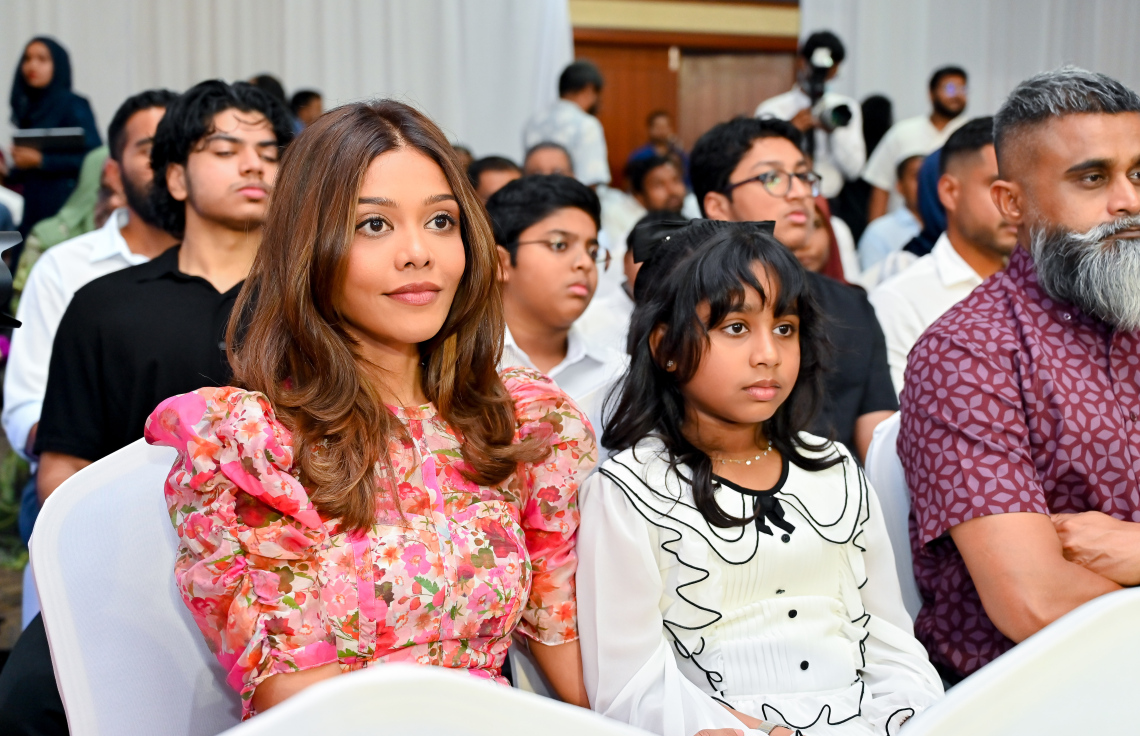 ގާސިމް އިބްރާހީމްގެ ހަޔާތުގެ މައްޗަށް ލިޔެފައިވާ ބަޔޯގްރަފީ ފޮތް ނެރުމަށް ވިލާ ކޮލެޖުގައި ބޭއްވި ރަސްމިއްޔާތުގައި ބައިވެރިވެވަޑައިގެންނެވި އޭނާގެ އާއިލާގެ ބައެއް ބޭފުޅުން.--- ފޮޓޯ: ނިޝާން އަލީ | މިހާރު