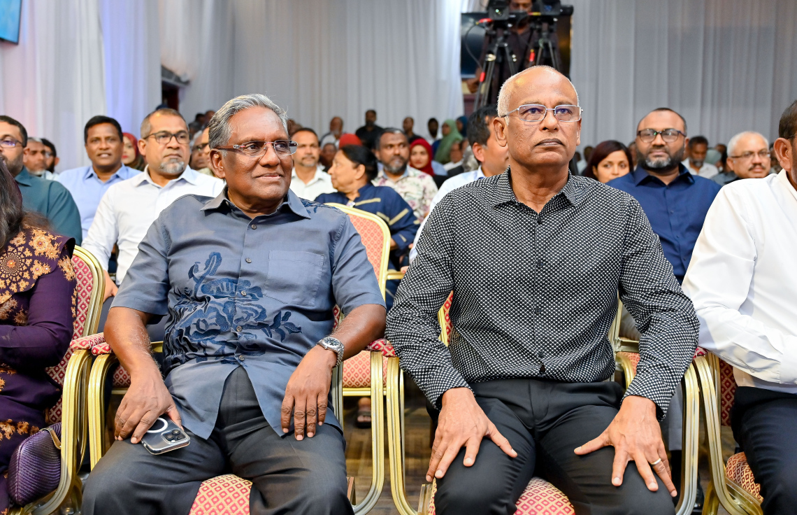 ގާސިމް އިބްރާހިމްގެ ބަޔޯގްރެފީ ފޮތް ނެރުމަށް ވިލާ ކޮލެޖުގައި ބޭއްވި ރަސްމިއްޔާތުގައި ކުރީގެ ރައީސް އިބްރާހިމް މުހައްމަދު ސޯލިހާއި ރައީސް ވަހީދު ބައިވެރިވެވަޑައިގަންނަވަނީ .-- ފޮޓޯ: ނިޝާން އަލީ | މިހާރު