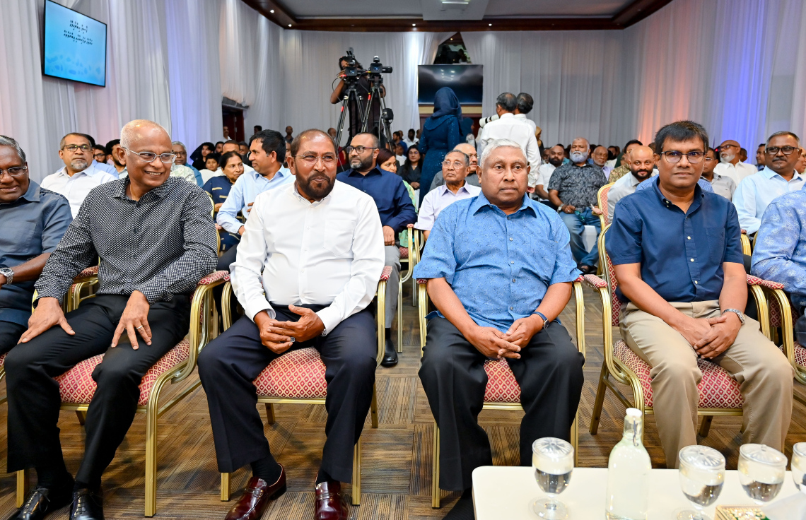 ގާސިމް އިބްރާހީމްގެ ހަޔާތުގެ މައްޗަށް ލިޔެފައިވާ ބަޔޯގްރަފީ ފޮތް ނެރުމަށް ވިލާ ކޮލެޖުގައި ބޭއްވި ރަސްމިއްޔާތުގައި ޝަރަފުވެރި މެހުމާނު ކަމަށްވާ ނިޝާން އިއްޒުއްދީންގެ އިއްޒަތުގެ ވެރިޔާ އިލްޔާސް އިބްރާހިމާއި ކުރީގެ ރައީސް އިބްރާހިމް މުހައްމަދު ސޯލިހު އަދި ގާސިމް ބައިވެރިވެވަޑައިގަންނަވަނީ.-- ފޮޓޯ: ނިޝާން އަލީ | މިހާރު