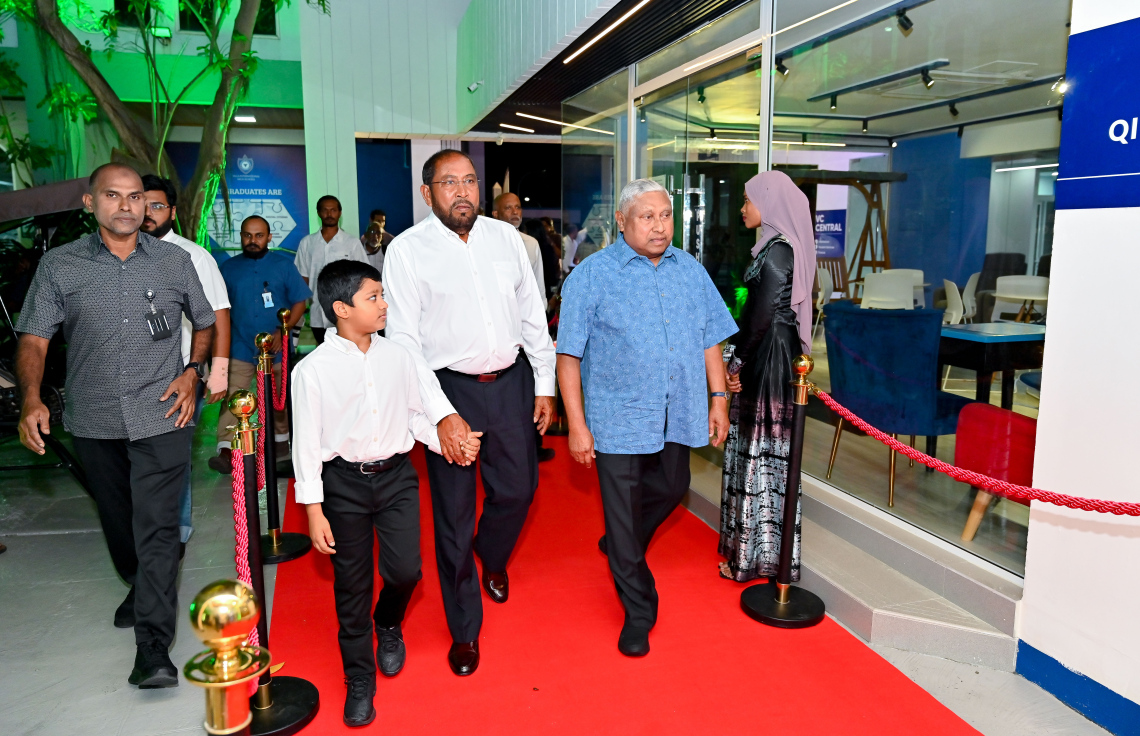 ގާސިމް އިބްރާހީމްގެ ހަޔާތުގެ މައްޗަށް ލިޔެފައިވާ ބަޔޯގްރަފީ ފޮތް ނެރުމަށް ވިލާ ކޮލެޖުގައި ބޭއްވި ރަސްމިއްޔާތަށް ނިޝާން އިއްޒުއްދީންގެ އިއްޒަތުގެ ވެރިޔާ އިލްޔާސް އިބްރާހިމް އަދި ގާސިމް އިބްރާހިމް ވަޑައިގަންނަވަނީ .-- ފޮޓޯ: ނިޝާން އަލީ | މިހާރު