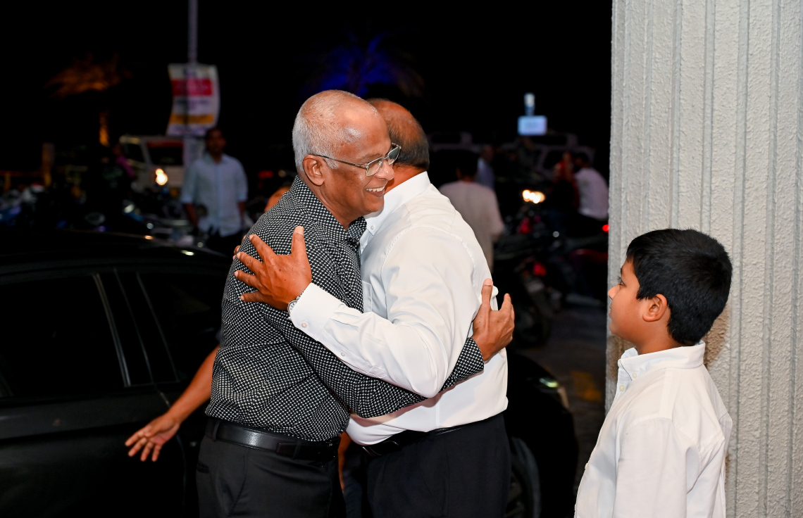 ގާސިމް އިބްރާހީމްގެ ހަޔާތުގެ މައްޗަށް ލިޔެފައިވާ ބަޔޯގްރަފީ ފޮތް ނެރުމަށް މިރޭ ވިލާ ކޮލެޖުގައި ބޭއްވި ރަސްމިއްޔާތަށް ކުރީގެ ރައީސް އިބްރާހިމް މުހައްމަދު ސޯލިހު ވަޑައިގަތުމުން ގާސިމް މަރުހަބާ ދަންނަވަނީ.-- ފޮޓޯ: ނިޝާން އަލީ | މިހާރު