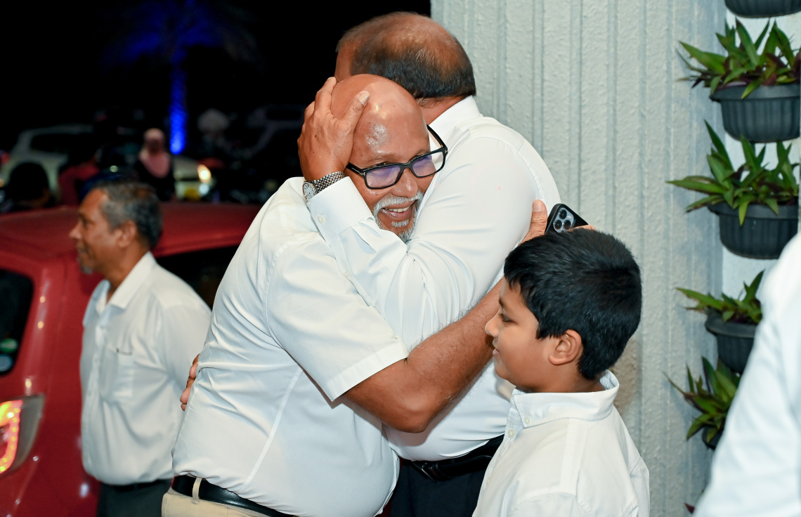 ގާސިމް އިބްރާހީމްގެ ހަޔާތުގެ މައްޗަށް ލިޔެފައިވާ ބަޔޯގްރަފީ ފޮތް ނެރުމަށް މިރޭ ވިލާ ކޮލެޖުގައި ބޭއްވި ރަސްމިއްޔާތަށް އޭޑީކޭގެ ޗެއާމަން އަހުމަދު ނާޝިދު ވަޑައިގަތުމުން ގާސިމް މަރުހަބާ ދަންނަވަނީ.-- ފޮޓޯ: ނިޝާން އަލީ | މިހާރު