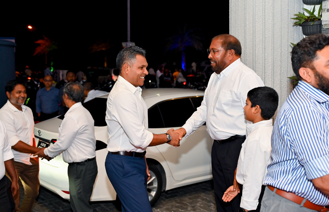 ގާސިމް އިބްރާހީމްގެ ހަޔާތުގެ މައްޗަށް ލިޔެފައިވާ ބަޔޯގްރަފީ ފޮތް ނެރުމަށް ވިލާ ކޮލެޖުގައި ބޭއްވި ރަސްމިއްޔާތަށް ކުރީގެ ނައިބު ރައީސް ފައިސަލް ނަސީމް ވަޑައިގަތުމުން ގާސިމް މަރުހަބާ ދަންނަވަނީ.-- ފޮޓޯ: ނިޝާން އަލީ | މިހާރު