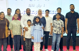 ގާސިމް އޭނާގެ އަންހެނުން އާއިޝާ އާއި ބައެއް ކުދިންނާ އެކު.