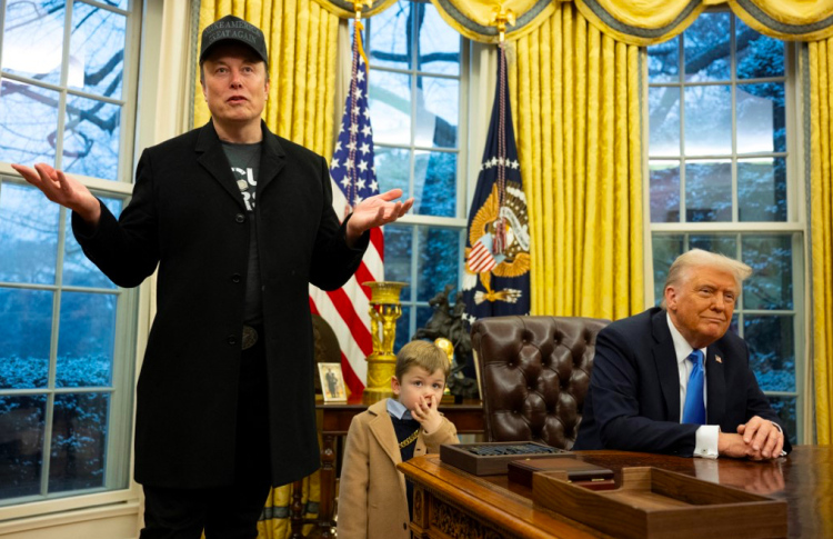 ޓްރަމްޕު މަސްކުގެ ފައިގައި ދޫލާ ވީޑިއޯ ތަހުގީގުކުރަނީ