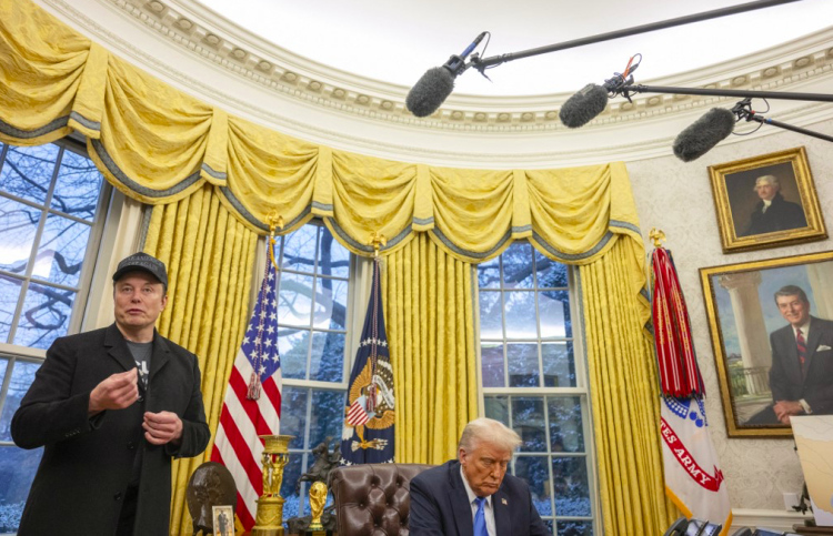 ވަޒީފާއިން ވަކިކުރާތީ ޓްރަމްޕުގެ ސަރުކާރުތެރޭ ދެބަސްވުން