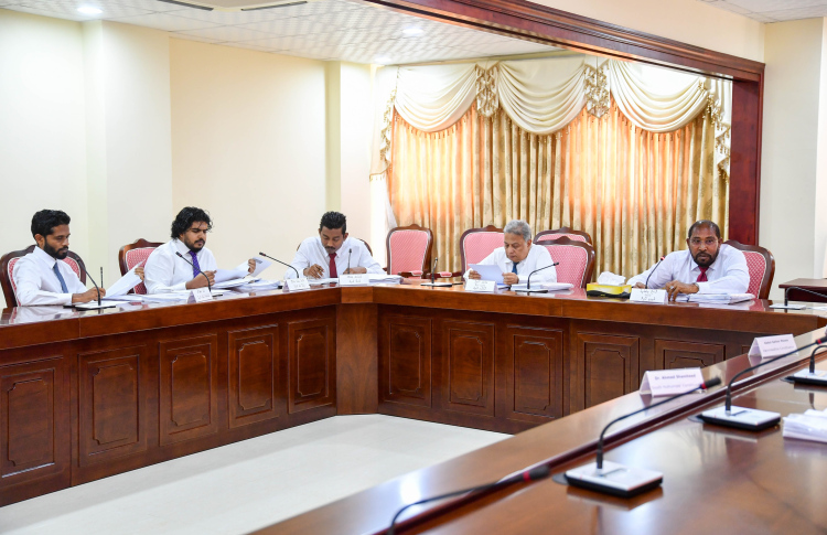 ހަރަދު ކުޑަކުރަން މުސާރަތަކާ ކުޅެން ކޮމިޓީން ދެކޮޅު