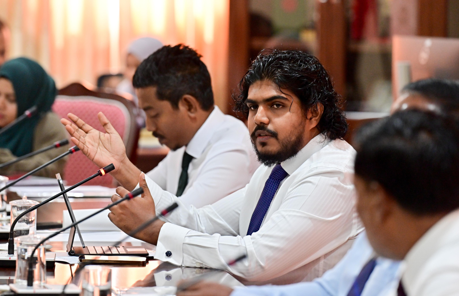 އައިއެމްއެފްގެ ވަފްދުން މަޖިލީހުގެ އިގުތިސާދީ އަދި މާލިއްޔަތު ކޮމިޓީގެ ޖޮއިންޓް ކޮމިޓީއަށް މައުލޫމާތު ދެނީ. --ފޮޓޯ: ނިޝާން އަލީ | މިހާރު