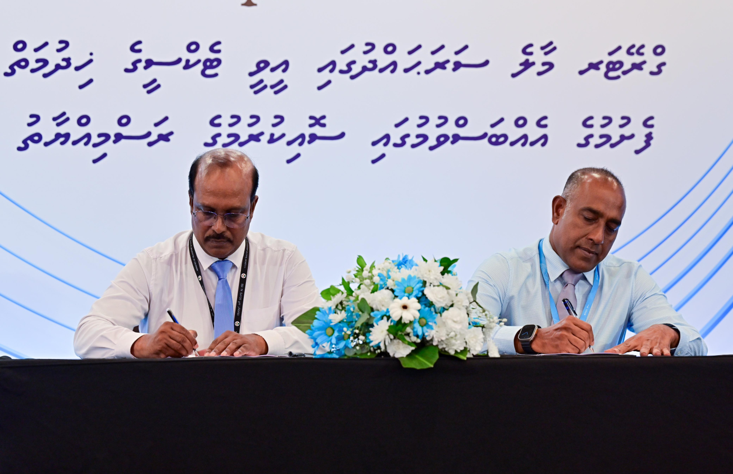 ސަރުކާރުން އެމްޓީސީސީއާ އެކު ޓެކްސީ ހިދުމަތް ތައާރަފްކުރުމުގެ އެއްބަސްވުމުގައި ސޮއިކުރަނީ.-- ފޮޓޯ: ނިޝާން އަލީ | މިހާރު