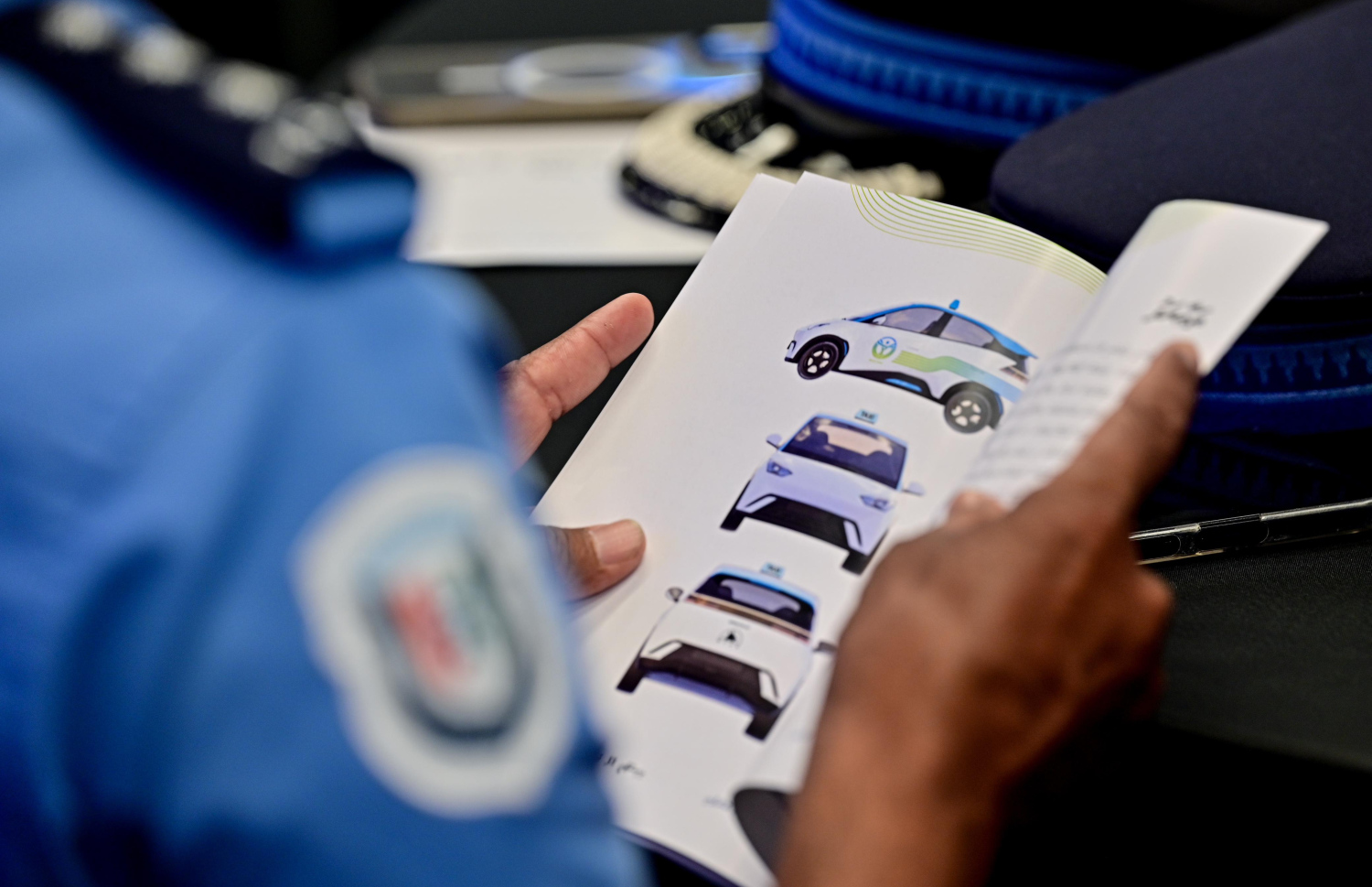 ސަރުކާރުން ފަށާ ޓެކްސީ ހިދުމަތާ ގުޅޭ މައުލޫމާތު ހިމަނާފައިވާ ފޮތެއް މީހަކު ހުޅުވައިގެން.-- ފޮޓޯ: ނިޝާން އަލީ | މިހާރު