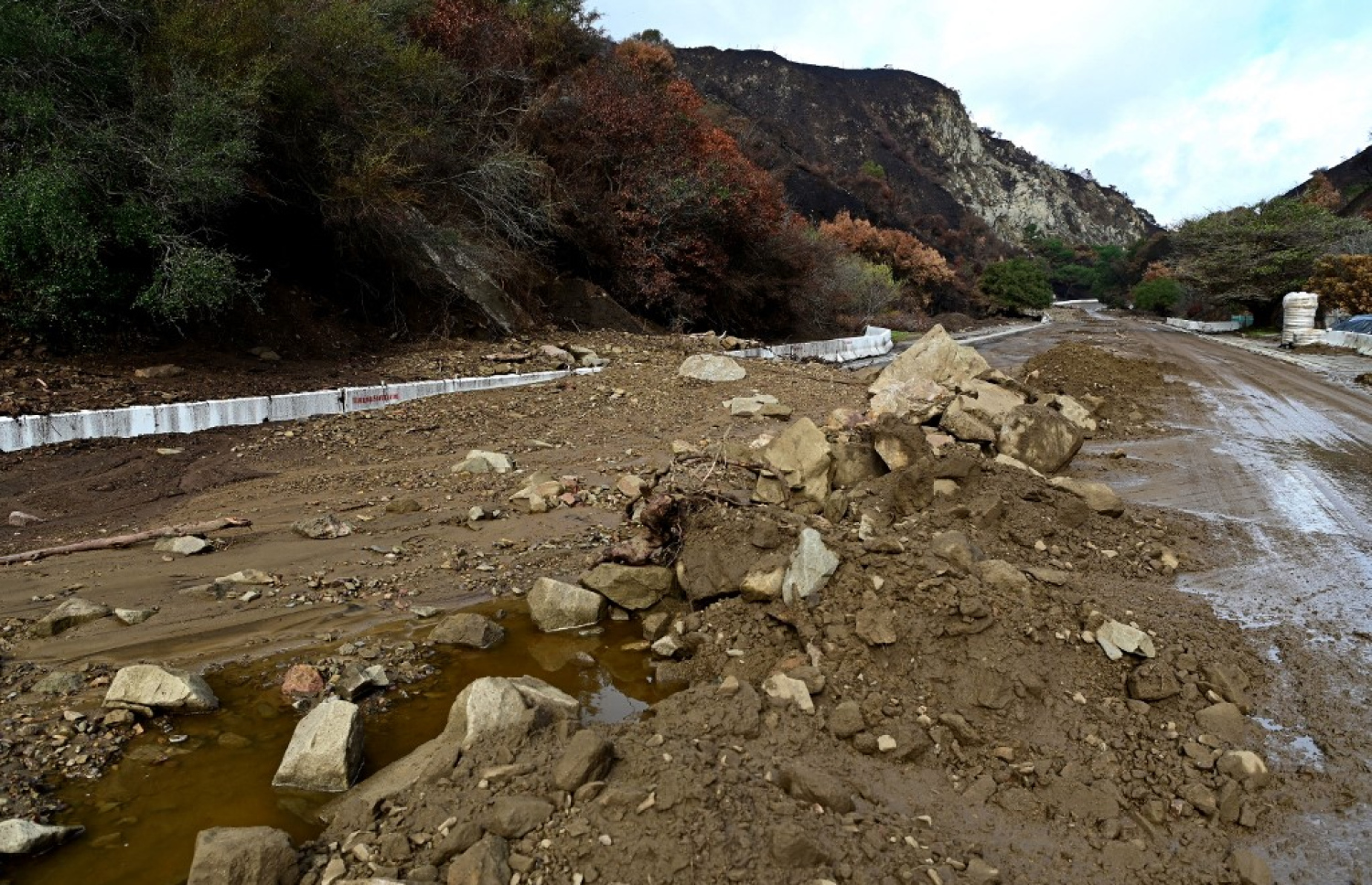 އެމެރިކާގެ ލޮސް އެންޖެލިސްގައި މިދިޔަ މަހު އަލިފާނުގެ ހާދިސާ ހިނގި ހިސާބުތަކަށް ވާރޭ ވެހުމާ އެކު އުސް ހިސާބުތަކުން މަގުތަކަށް އެޅުނު ކުންޏާއި ކިސަޑުން މަގުތައް ބެދިފައި. -- ފޮޓޯ: އޭއެފްޕީ