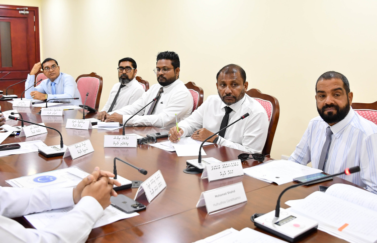 މެންބަރުން ބޭސްފަރުވާ ހޯދުމުގައި ދަތިވާތީ ކަންބޮޑުވުން!