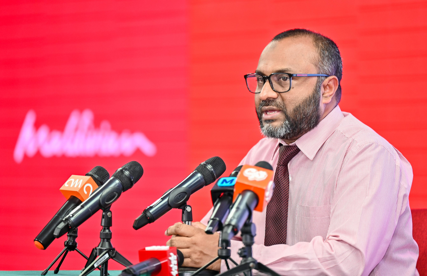 މިއަހަރު ރާއްޖެއިން ހައްޖުގެ އަޅުކަމަށްދާ މީހުން ގައުމީ އެއާލައިނުގައި ގެންދިއުމަަށް އެކަމުގެ އެއްބަސްވުމުގައި ސޮއިކުރުމަށް ބޭއްވި ރަސްމިއްޔާތުގައި މިނިސްޓަރު ވާހަކަ ދައްކަވަނީ.-- ފޮޓޯ: ފަޔާޒު މޫސާ | މިހާރު